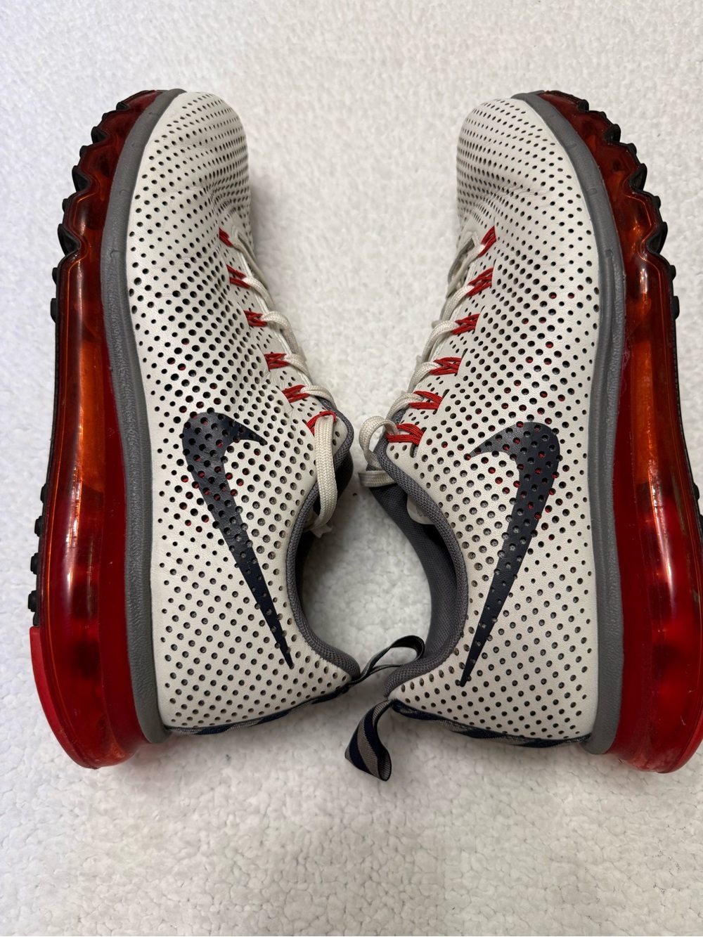 Mens sz 10 Nike Air Max Motion 2013
Gray and Red Perforated Athletic Sneakers - Picture 5 of 10
